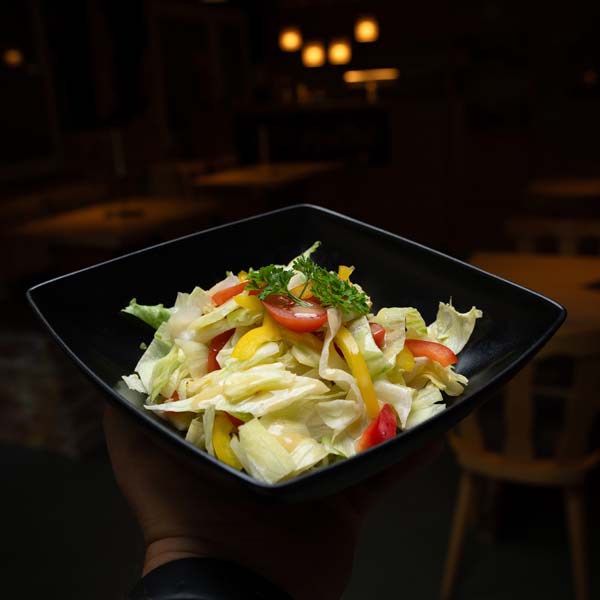 Teller mit großem Salat